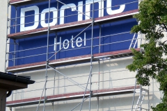 Schriftzug auf einer Hausfassade für ein Hotel