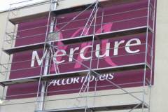 Schriftzug auf einer Hausfassade für ein Hotel